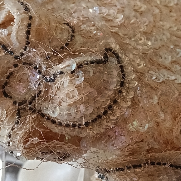 RARE BEAUTIFUL, VINTAGE 1940S BRIDAL HEADPIECE! BEADS N SEQUENCE HANDSEWN! - Picture 3 of 11